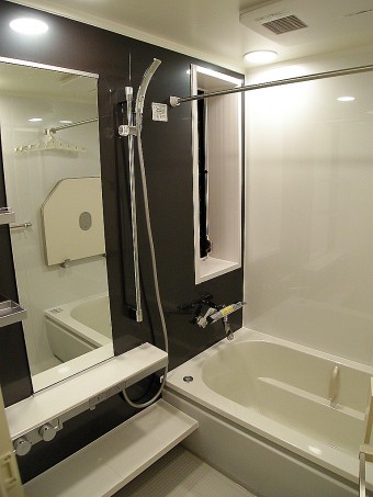 段差の少ない落ち着きのある浴室へ 段差の少ない落ち着きのある浴室へ